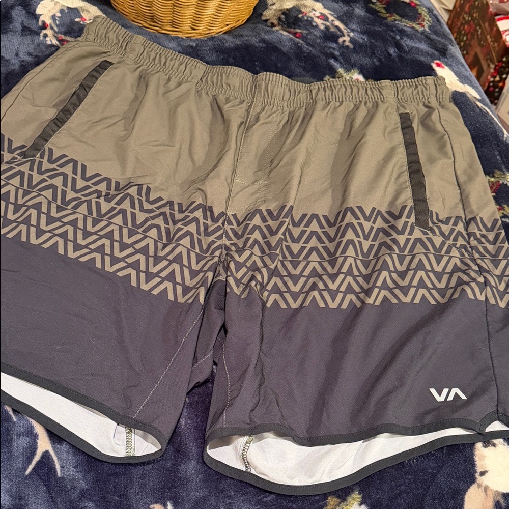 RVCA Men's Gray and Tan Yogger Stretch Patterned Shorts
